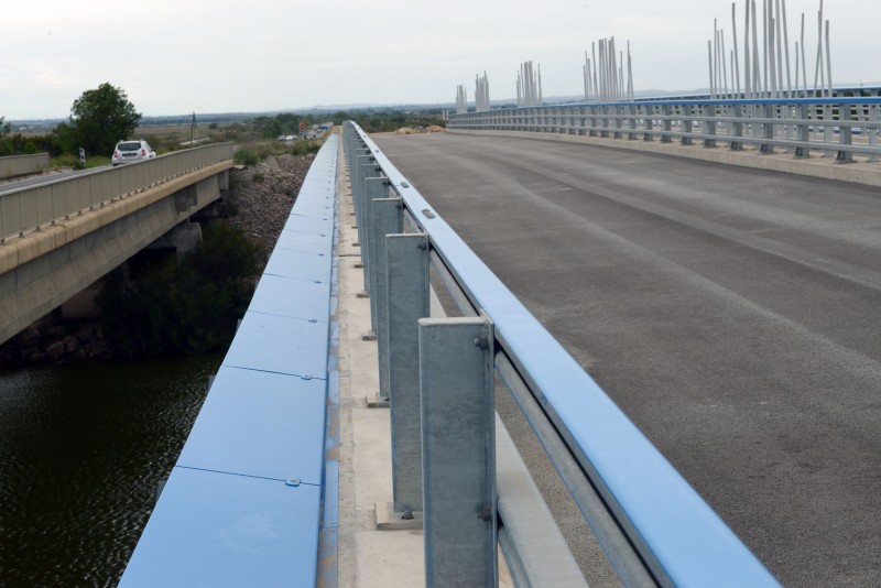 Barrière de sécurité portative galvanisée – Pattes en pont H-7086 - Uline